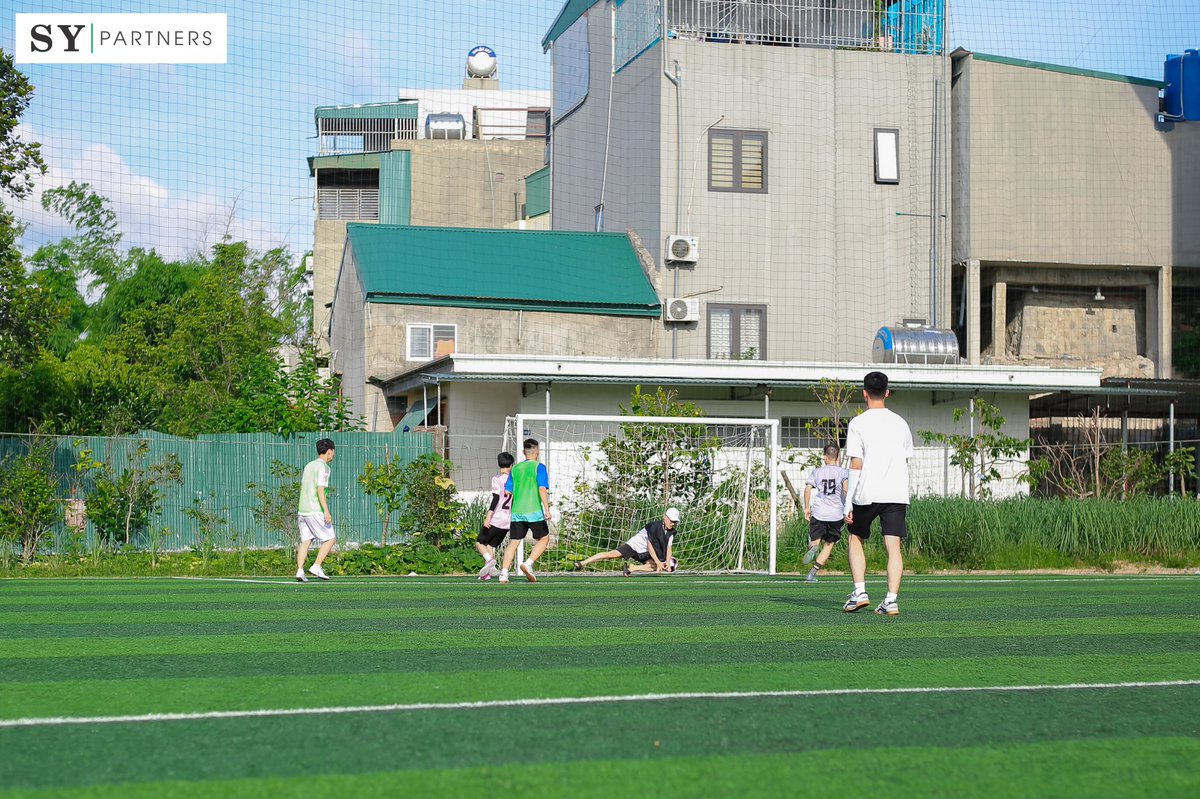 SYPartners_VN's tweet photo. ⚽【SYP社員旅行2025】サッカー大会！

サッカー対決：DXチーム対ESチーム
白熱した試合が繰り広げられたサッカーでは、両チームが力を尽くしてプレーし、DXチームが勝利を収めました！

#SYPartners #SYPartnersJapan
🌐 Website: https://t.co/oylhaJGEwu
📧 Email: info@syp.vn https://t.co/ANvJPR8fbf