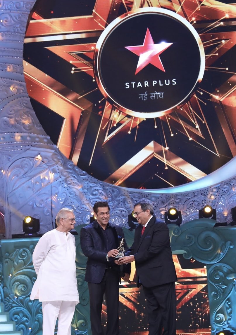 STAR PLUS AWARD LOGO WITES 
… NAI SOCH ..😌

Every awardee must know that this this award is given to u  for your PAST SOCH🤗 

Now they are asking u for nai soch with something new in creative or performing arts next time😆

 Thank u gulzar Saab n salman for memorable moment🙏🏽.