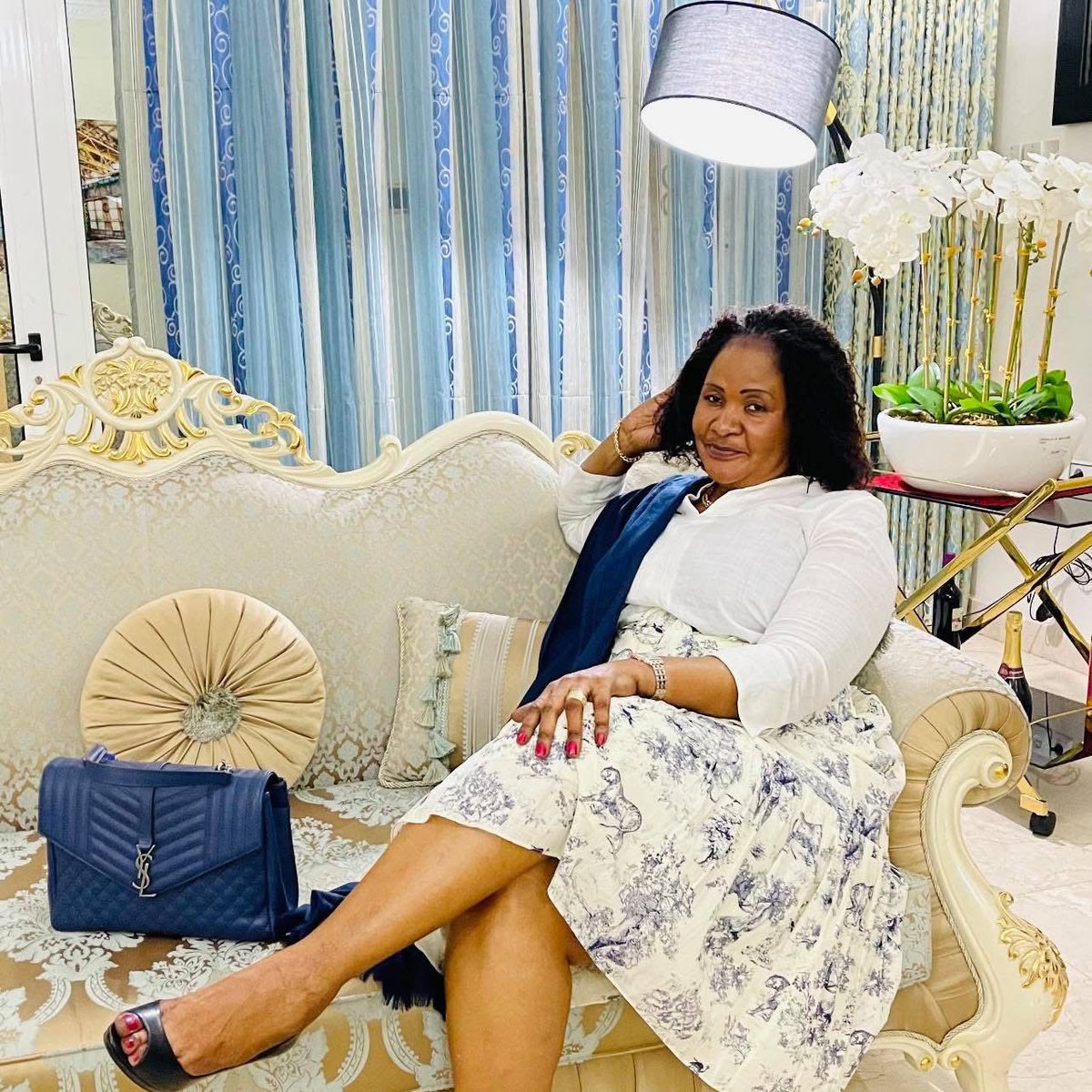 Maman Vicky, vous êtes la preuve vivante que les anges marchent parmi nous.
Merci pour votre amour, votre tendresse, votre force.
Heureux anniversaire à vous maman <a href="/VickyUshida/">USHA VI</a> 🎂🤍💙👑