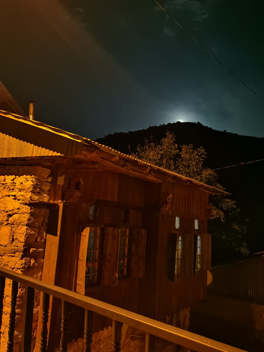 İnsan büyüdükçe mi artıyor dertleri, 
yoksa insan büyüdükçe mi artıyor gerçekleri?

Özdemir Asaf 

Güzel günler olması dileğiyle tüm dostlara selamlar. 🌻🌾☀️🌳