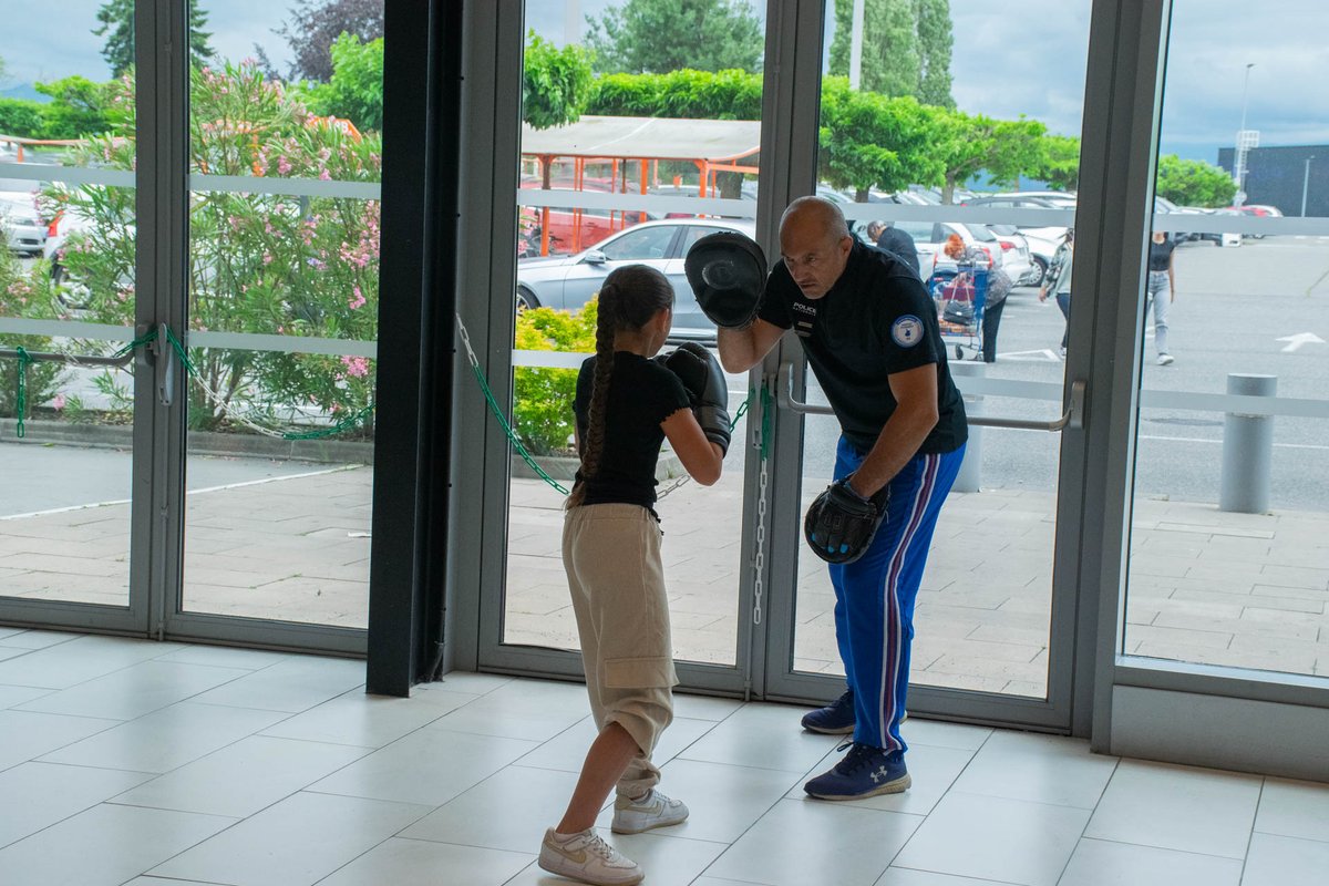Prefet65's tweet photo. #Recrutement | La #DC65 a participé au lancement de la campagne départementale de recrutement de policiers adjoints. La @PoliceNat65 était au centre Leclerc d’Ibos pour informer, échanger et proposer des ateliers. #EngagezVous, devenez acteur de la #Sécurité de demain ! https://t.co/sWlYaiTbJF