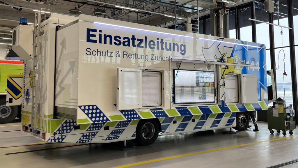 We create clever permanent, temporary or mobile security #controlroom &amp; #workplaces with #intellicontrol and #intelliscreen for #SmartCity #cybersecurity #airport #futureworkspace #Military #traffic #collaboration #ergonomie #Police #G7 #WEF #NATO #Kapo SRZ