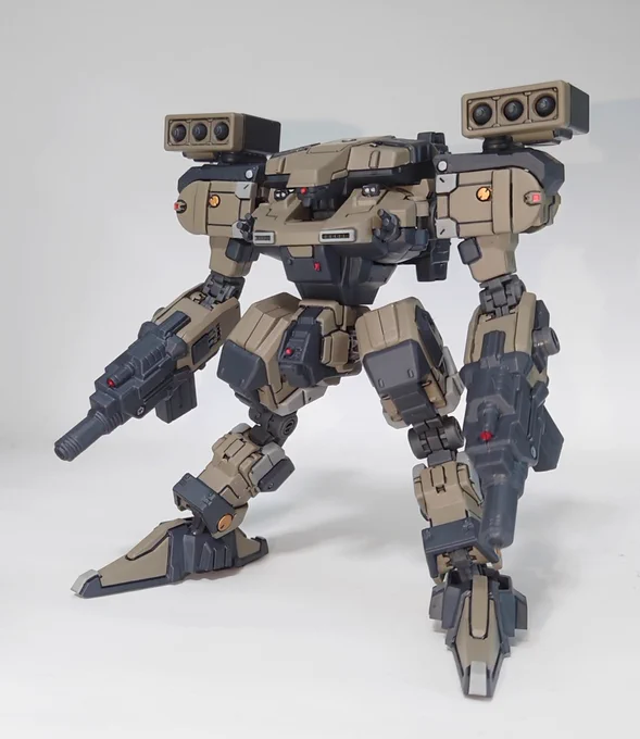 ストラクチャーアーツ ガスト(ストーム) 完成です。 轟雷ブラウンとジャーマングレーをメインに、各所にゴールドとシルバーで全筆塗装。 設定とは違いますが武器腕。ミサイルポッドも追加。 頭部には丸モールドを追加してモノアイにしてます。 #フロントミッション #ストラクチャーアーツ