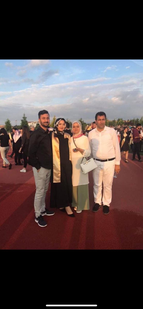 Tam altı yıl önce bugün ilk göz ağrım babasının bir tanesi biricik kızımın mezuniyet töreninde Rabbim yolunu bahtini açık etsin kızım🤲🤲