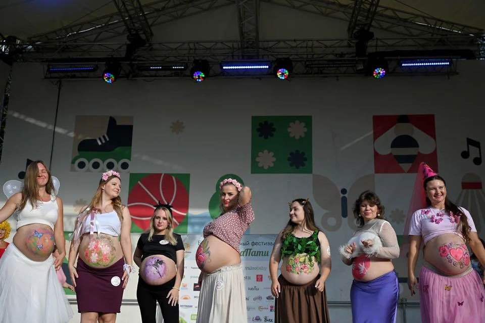 Как и другую любую проблему, Кремль решает проблему низкой рождаемости в привычной плоскости - предлагая деньги девачкам-школьницам, чтоб те залетали по глупости, пока еще мозги набекрень, и угрожая штрафами врачам, предлагающим аборт. Но все равно мало кто хочет рожать солдат.