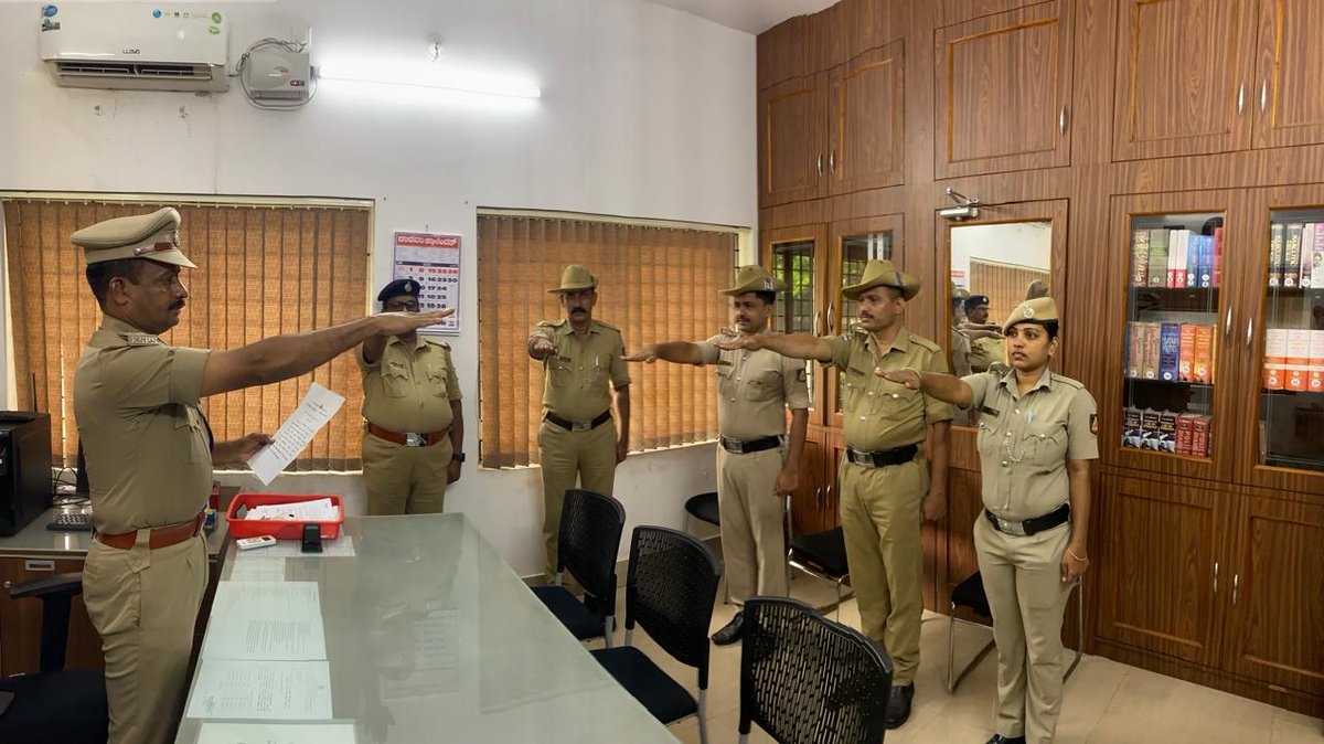 ಈ ದಿನ ವಿಶ್ವ ಬಾಲ ಕಾರ್ಮಿಕ ವಿರೋಧಿ ದಿನ-2025ರ ಆಂಗವಾಗಿ ಪಣಂಬೂರು ಉತ್ತರ ಉಪ ವಿಭಾಗ ಕಚೇರಿಯಲ್ಲಿ ಸಿಬ್ಬಂದಿಗಳೊಂದಿಗೆ ಪ್ರಮಾಣವಚನ ಸ್ವೀಕರಿಸುವ ಮೂಲಕ ಆಚರಿಸಲಾಯಿತು