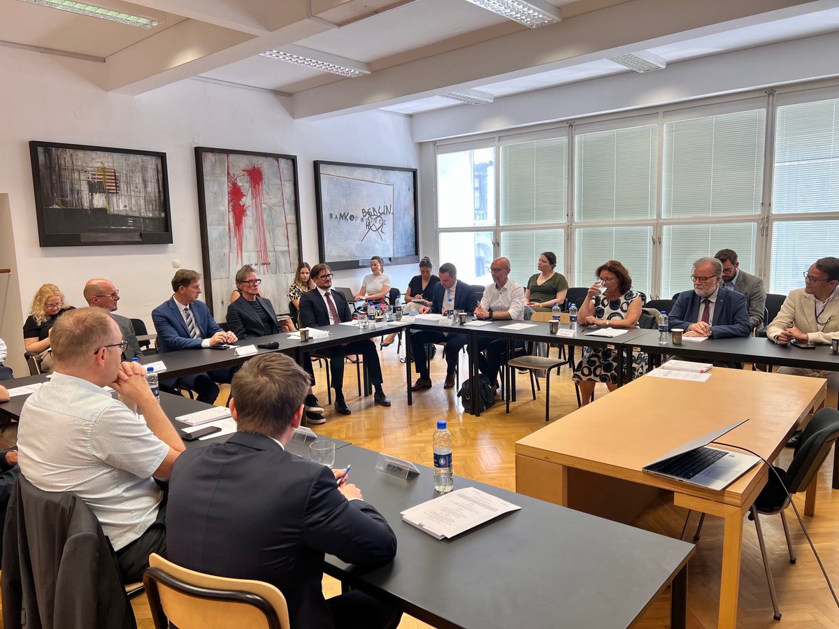 Sodeloval sem na konferenci Zakonodajna hipertrofija v Sloveniji, kjer smo opozorili na nevarnosti prekomernega in nepremišljenega spreminjanja zakonodaje. Udeleženci pogovora smo predlagali tudi več konkretnih ukrepov za omejevanje zakonodajne hipertrofije.
