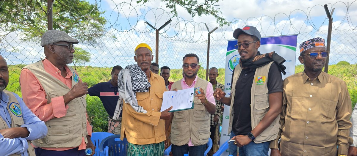 SARD199's tweet image. With support from #SHF and implemented by #SARD, 2 shallow wells were handed over in Goyaale village. The Ministry of Energy & Water (SWS), Bay local authorities & the local community attended for this event. This boosts access to safe water rural villages near #Baidoa.