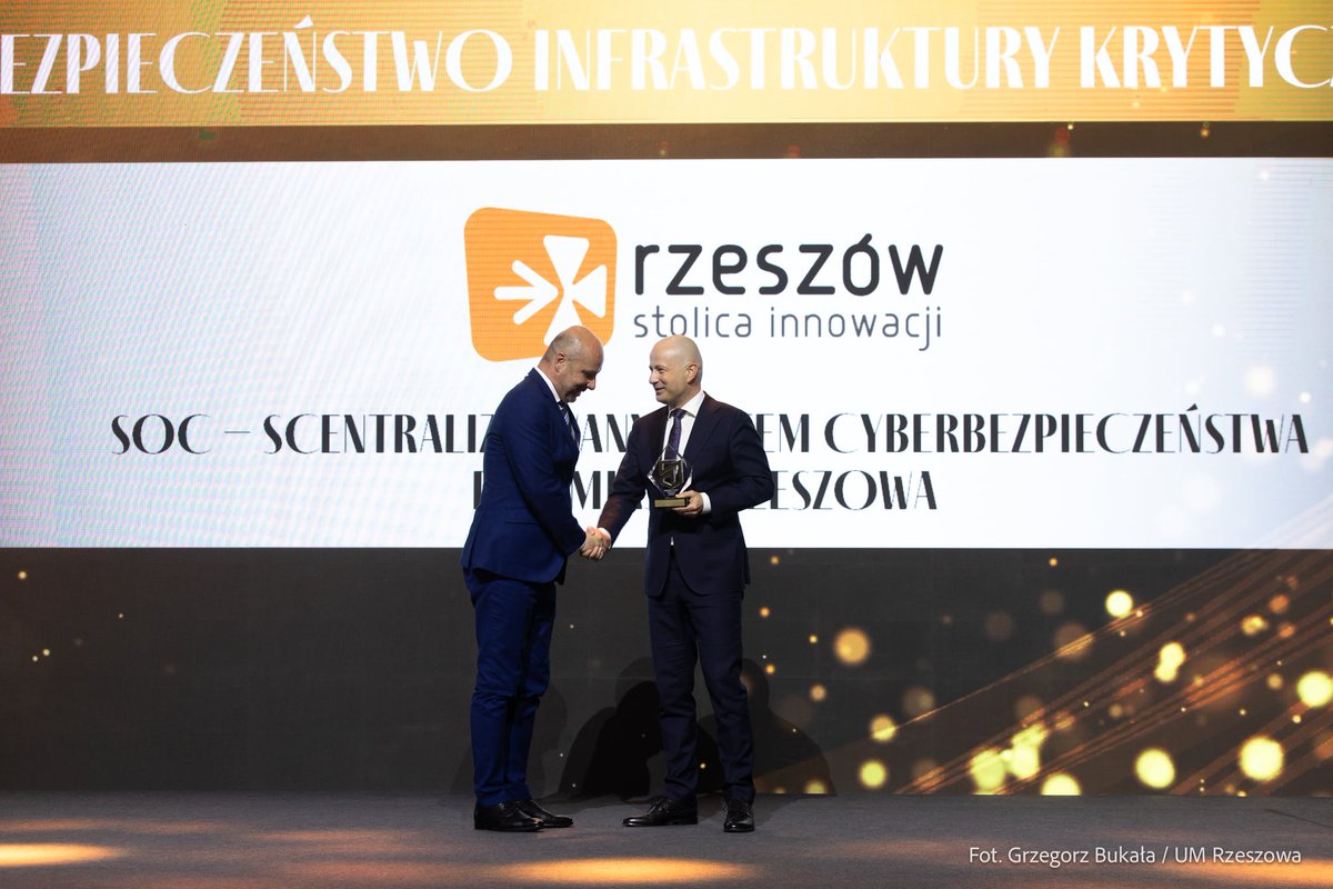 Konrad Fijołek (@fijokonrad) on Twitter photo 24 godziny na dobę, 7 dni w tygodniu- tak właśnie działa nasze miejskie ( pierwsze w Polsce❗) Centrum Operacji Bezpieczeństwa.
➡︎ ten scentralizowany system, który zabezpiecza Rzeszów przed cyberincydentami, został wczoraj nagrodzony Diamentową Tarczą.
<a href="/totalsecuritypl/">Kongres Bezpieczeństwo Polski</a> 24 godziny na dobę, 7 dni w tygodniu- tak właśnie działa nasze miejskie ( pierwsze w Polsce❗) Centrum Operacji Bezpieczeństwa.
➡︎ ten scentralizowany system, który zabezpiecza Rzeszów przed cyberincydentami, został wczoraj nagrodzony Diamentową Tarczą.
<a href="/totalsecuritypl/">Kongres Bezpieczeństwo Polski</a>