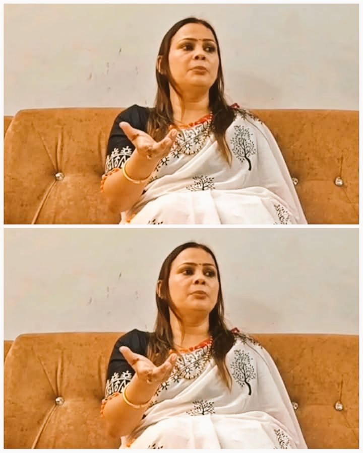 vijaymandaal's tweet photo. यह महिला मीनाक्षी बराला है इसके बारे में कुछ लिखना नहीं चाहते थे लेकीन लिख रहा हूं । इस तरह की कुतिया महिला को ऊपर से नीचे उतर कांटेदार कोरा से झारना चाहिए ताकि समझ आए। दुनिया में क्या हो रहा है। यह महिला भी किसीऔरका बिस्तर गरम करके महिला आयोग की सदस्य बनीं होंगी । #up #rajamuder https://t.co/Jp5pqak1TP