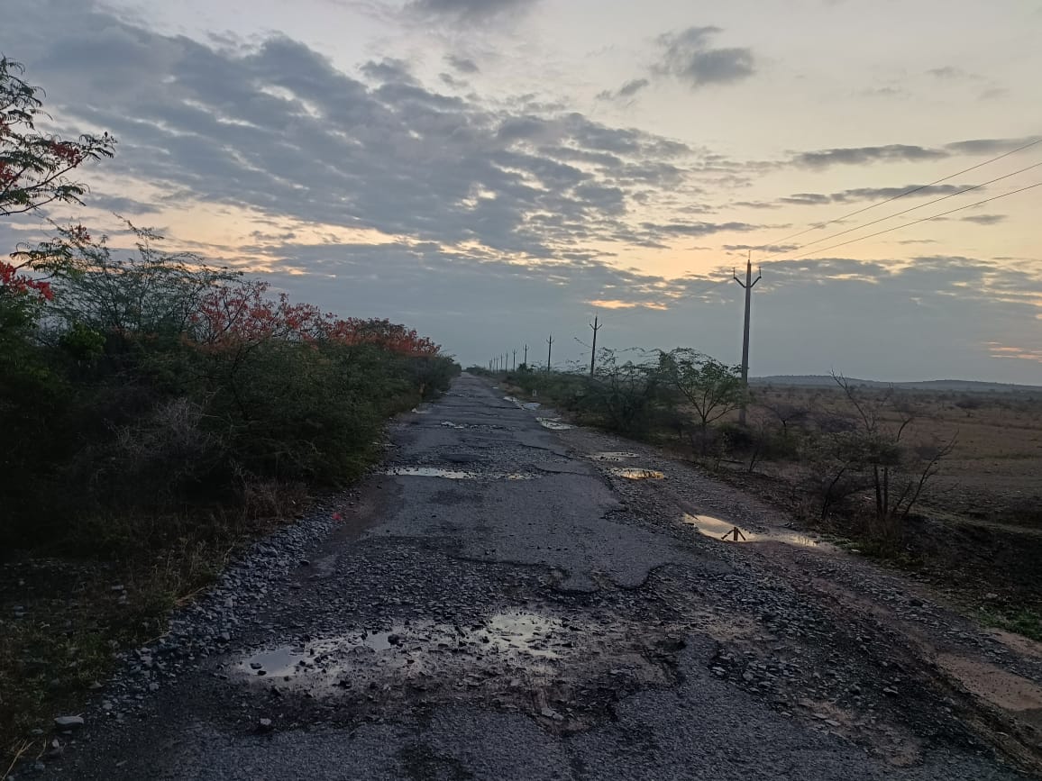 AP2K23Natakam's tweet image. గౌరవనీయమైన గోటి‌పాటి లక్ష్మి గారూ, దయచేసి ఈ గ్రామాలను సందర్శించి, తగిన అభివృద్ధి చర్యలు చేపట్టండి. ప్రజల జీవన ప్రమాణం మెరుగవుతుంది
#Darsi #GotipatiLakshmi #RoadProblems #PublicRequest