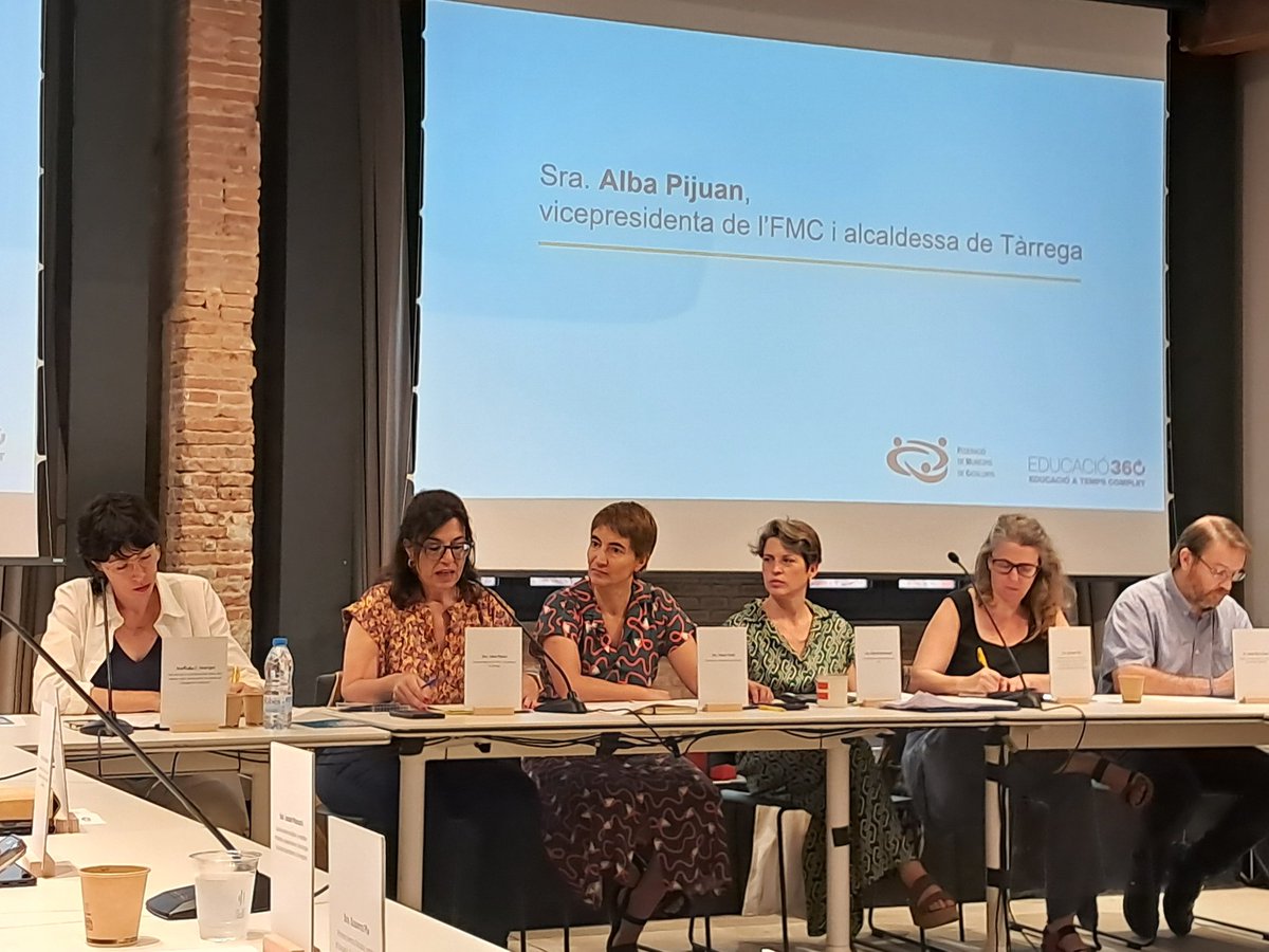 L'Alba Pijuan, Vicepresidenta de la Federació de Municipis de Catalunya, i alcaldessa de Tàrrega, i la Maria Truño, Directora de l'Aliança 360, obren la Trobada de regidors i regidores compromesos amb l'educació a temps complet, que organitza l'Aliança Educació 360 i la FMC.