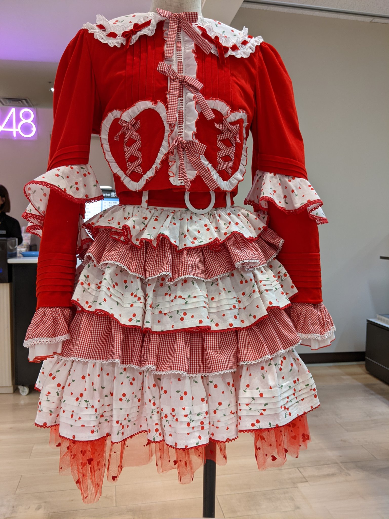AKB48 村山彩希　衣装展　卒業ドレス生地　ガチャ AKB48 大丸 村山彩希 ガチャ シュシュ 卒業ドレス 生地 赤リボン