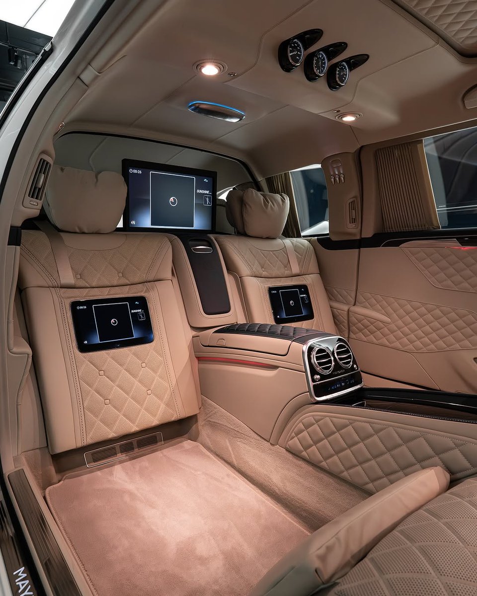 👑 Royal Transportation 👑

📸: @alainclassmotors (IG)