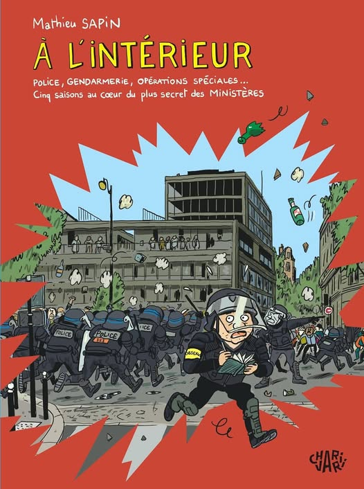 Comme pour toutes ses BD documentaires, Mathieu Sapin trouve le bon équilibre entre action et discussions, évite les clichés pour tente de dresser le portrait le plus juste possible de ces fonctionnaires travaillant au service de la protection des usagers.
<a href="/EditionsDargaud/">Editions Dargaud</a>