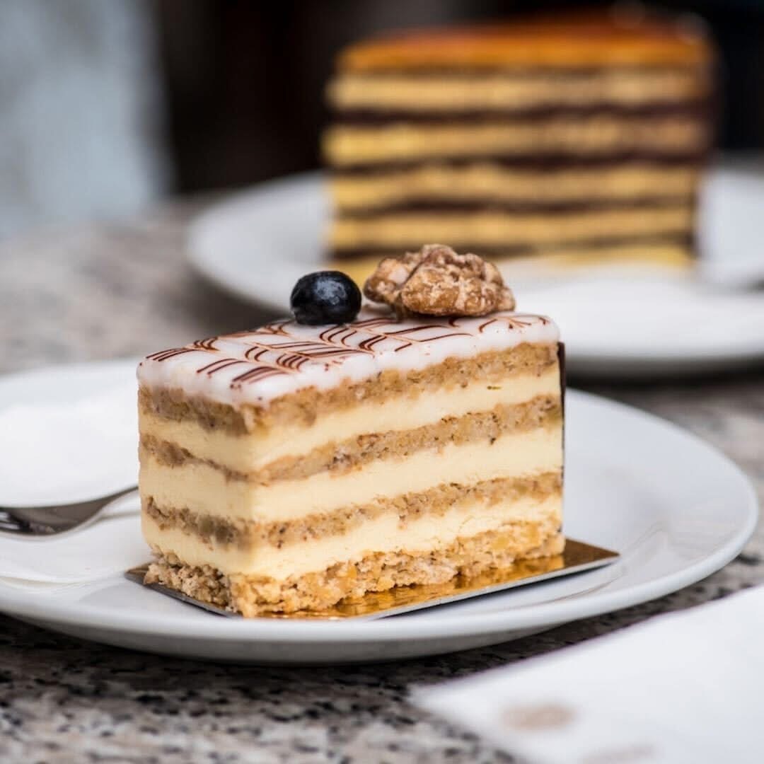 Esterházy torta at Gerbeaud Café 
📍Budapest, Hungary 🇭🇺

Learn the authentic recipe: tasteatlas.com/esterhazy-tort…

Café Gerbeaud, one of Budapest's most iconic cafés, has been a symbol of Hungarian confectionery mastery since 1858. Among its specialties is the Esterházy torta, a