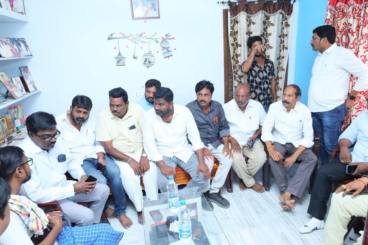 #ఖమ్మం స్వర్ణకారుల సంఘం మాజీ అధ్యక్షులు <a href="/BRSparty/">BRS Party</a> నాయకుడు వసంత్ బాబు ను పరామర్శించిన మాజీ మంత్రి #పువ్వాడ
ఇటీవలే ఆయన కాలుజారి కిందపడటం వలన శస్త్ర చికిత్స జరిగింది విషయంతెలిసుకున్న పువ్వాడ అజయ్ గారు అతని ఇంటికి వెళ్ళి యోగక్షేమాలు తెలుసుకొని 10వేల రూపాయలు ఆర్థిక సహాయం అందజేసారు.
