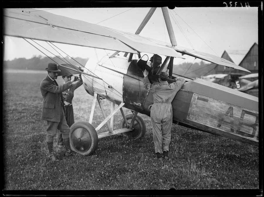 [PHOTO DU JOUR] #Photodujour
Les monoplans de l'école de pilotage Morane-Saulnier, visant à l'obtention du brevet de pilote. Jeudi 12 août 1920. Photographie du journal "Excelsior".
© Excelsior - L'Equipe / Roger-Viollet