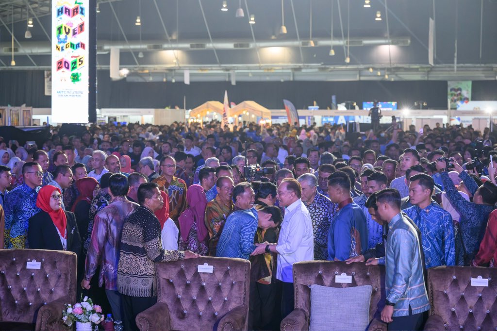 Hari ini MITC Melaka menjadi saksi komitmen negara dalam memperkasa pendidikan dan latihan TVET — nadi masa depan ekonomi berkemahiran tinggi.

Beruntung Hang Tuah Jaya menerima kehadiran YAB Perdana Menteri, YAB Timbalan Perdana Menteri, YAB Ketua Menteri serta rakan-rakan