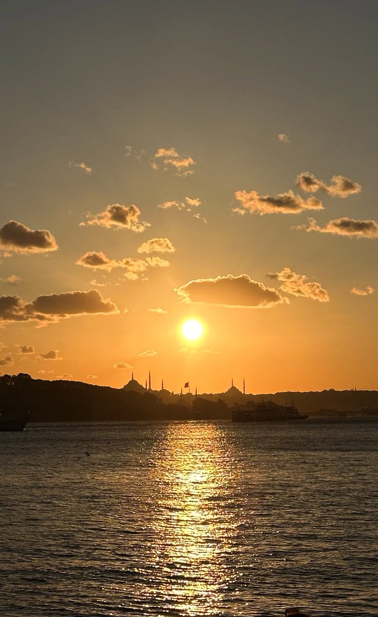 Camiler ve günbatımı. İşte İstanbul.

📷 <a href="/umitkayabalci/">Kaya</a>