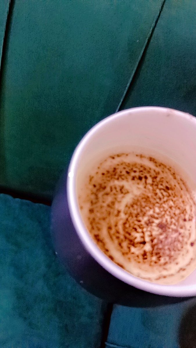 القهوة السوداء لا تخدعك 
 صادقة 
في مرارتها، مثل الحياة تمامًا 🤚🏾