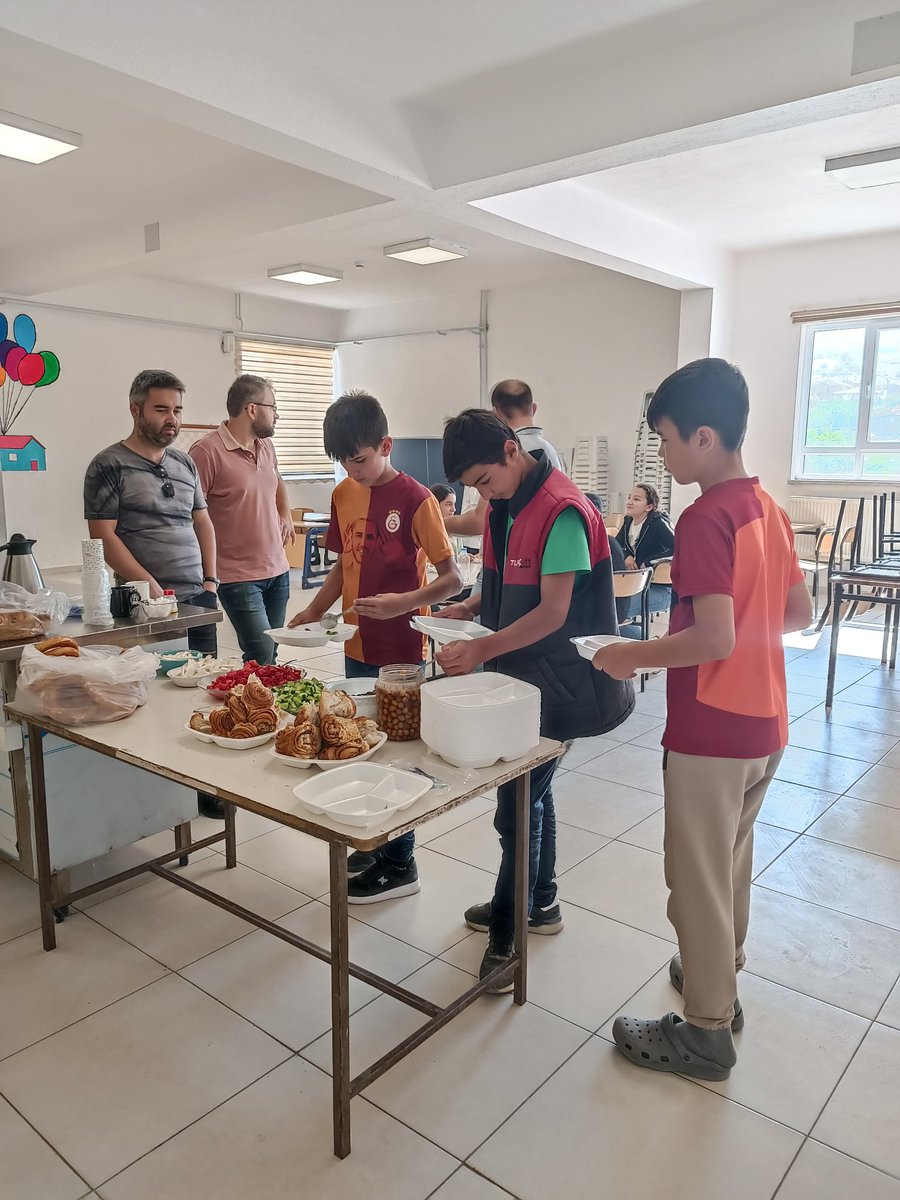 YemisliO's tweet photo. Haftasonu LGS Sınavına Girecek 8. Sınıf Öğrencilerimizle Moral &amp; Motivasyon Kahvaltısı Yaptık. Hepsine Lgs Sınavında Başarılar Diliyoruz.@iguven77 @simavmem43 @kutahyamem https://t.co/XjmuaBrATu