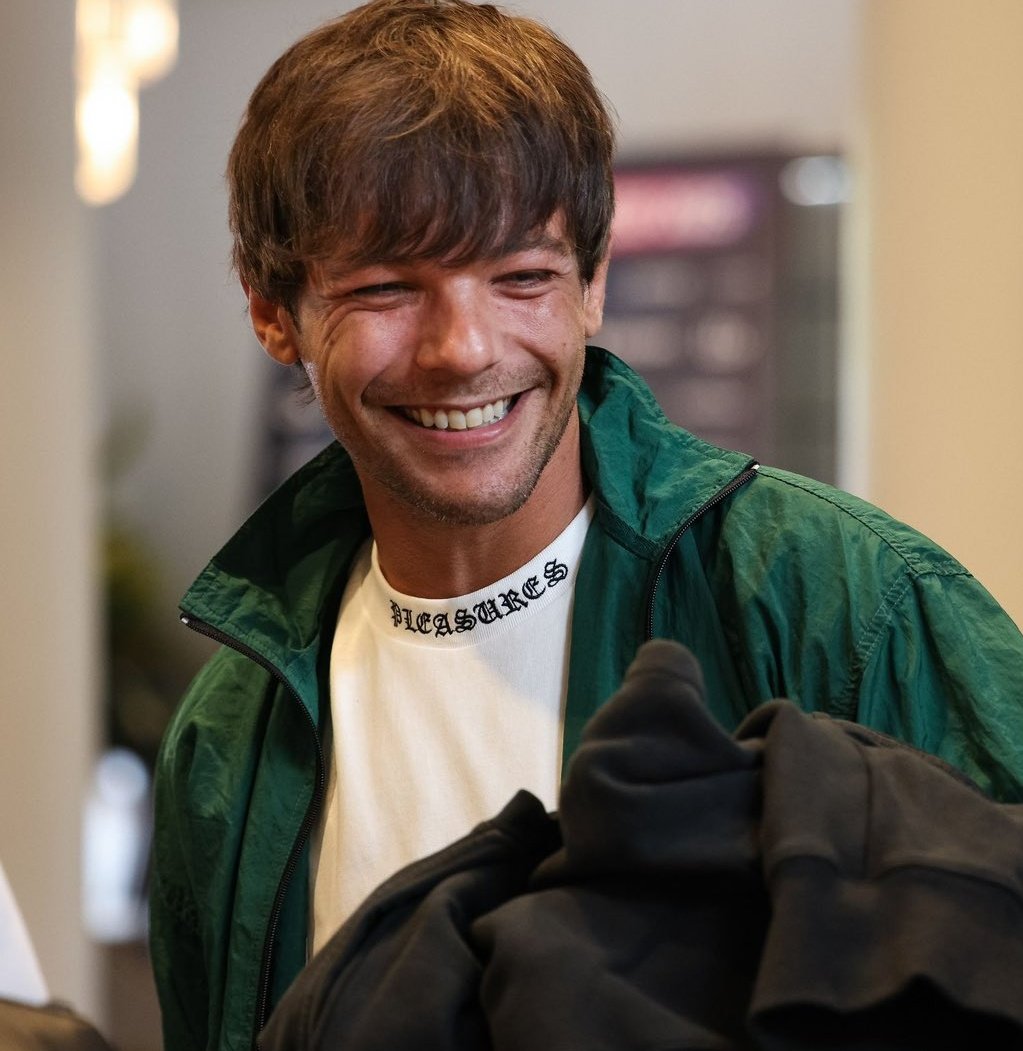 louis tomlinson        louis tomlinson 
        2016                              2025

la misma sonrisa 🥺