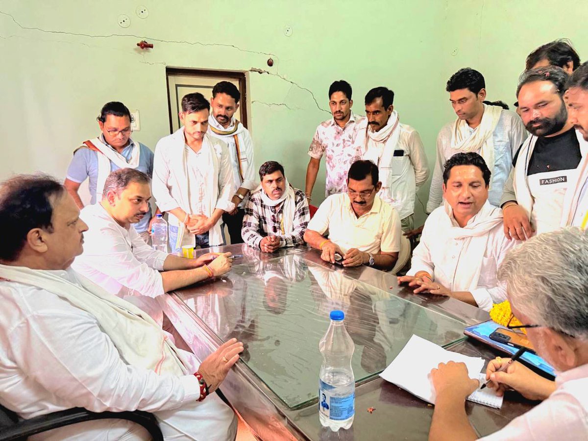 RaghusharmaINC's tweet photo. जिला कांग्रेस कमेटी,गुना (म.प्र.) की बैठक में चारों विध��न सभा क्षेत्रों से विधायक, विधायक प्रत्याक्षी, जिला व ब्लॉक कांग्रेस कमेटी पदाधिकारी,वरिष्ठ कांग्रेसजन, पंचायतीराज व स्थानीय निकायों के जन प्रतिनिधियों सहित अग्रीम संगठनों के प्रतिनिधी उपस्थित रहे।कार्यकर्त्ताओं से व्यक्तिगत मुलाकात की गयी,तत्पश्चात प्रेस कांफ्रेंस की गयी।@RahulGandhi @INCMP @kcvenugopalmp @kharge @INCIndia