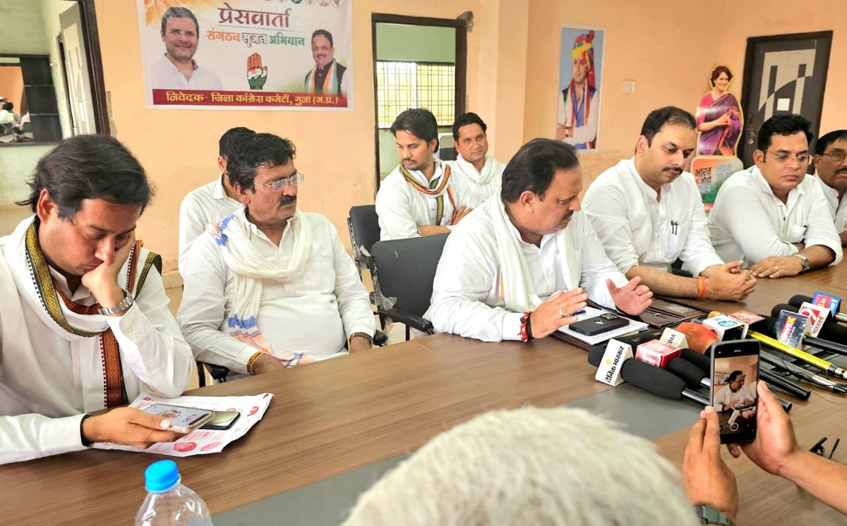 RaghusharmaINC's tweet photo. जिला कांग्रेस कमेटी,गुना (म.प्र.) की बैठक में चारों विध��न सभा क्षेत्रों से विधायक, विधायक प्रत्याक्षी, जिला व ब्लॉक कांग्रेस कमेटी पदाधिकारी,वरिष्ठ कांग्रेसजन, पंचायतीराज व स्थानीय निकायों के जन प्रतिनिधियों सहित अग्रीम संगठनों के प्रतिनिधी उपस्थित रहे।कार्यकर्त्ताओं से व्यक्तिगत मुलाकात की गयी,तत्पश्चात प्रेस कांफ्रेंस की गयी।@RahulGandhi @INCMP @kcvenugopalmp @kharge @INCIndia