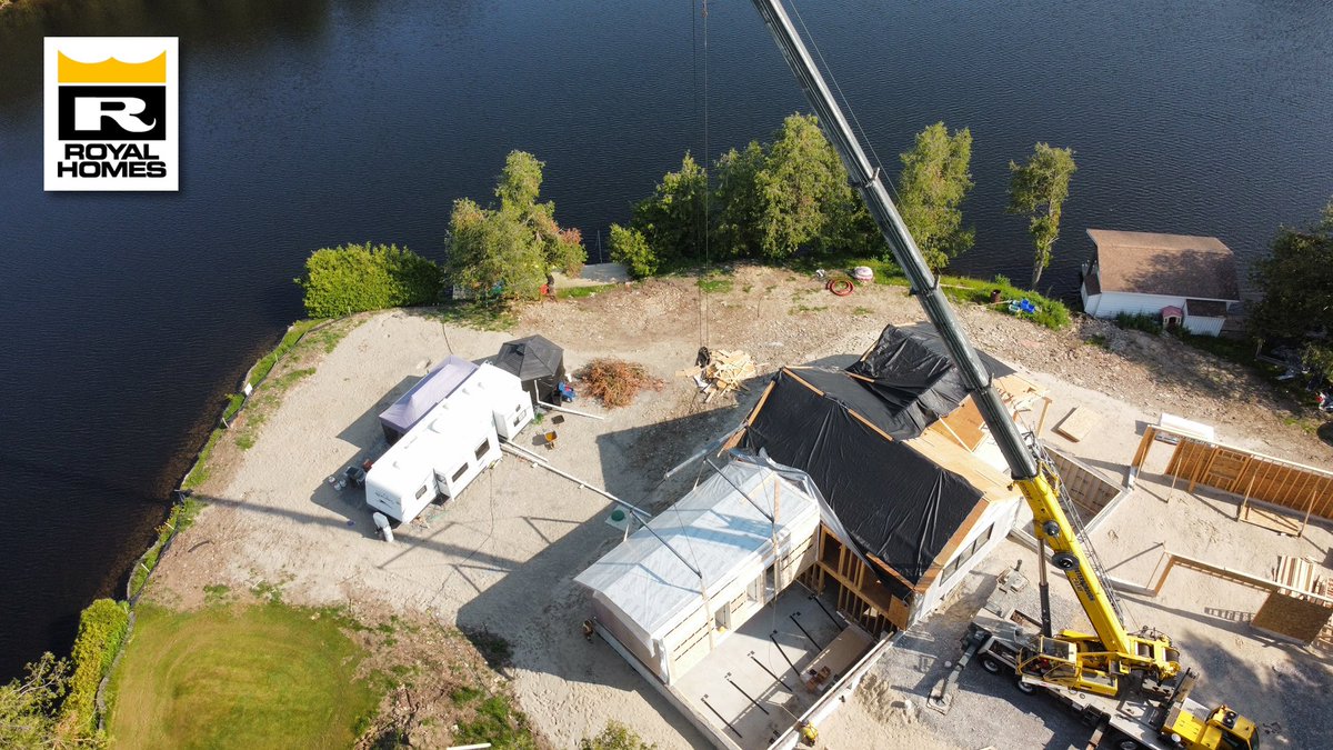 RoyalHomesCan's tweet image. The front module is placed gently on a new foundation — snug against a thousand square-foot great room built on site!
This spectacular family home on the water has 2 modules to go!

#custombuilder #prefab #since1971 #fenelonfalls

🏡🚛 royalhomes.com/locations/

1-800-265-3083