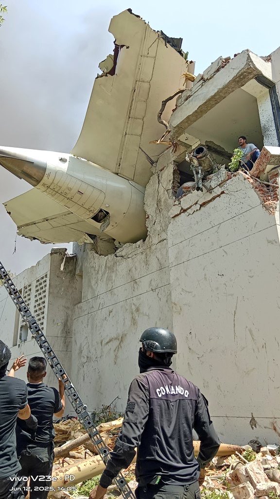 इस तस्वीर की ज़िम्मेदार वो सरकार है जिसने एयर इंडिया को निजी हाथों में बेच खाया।

खैर क्या करना?हमें तो औरंगज़ेब की कब्र खोदनी है। #AirIndia #Ahmedabad