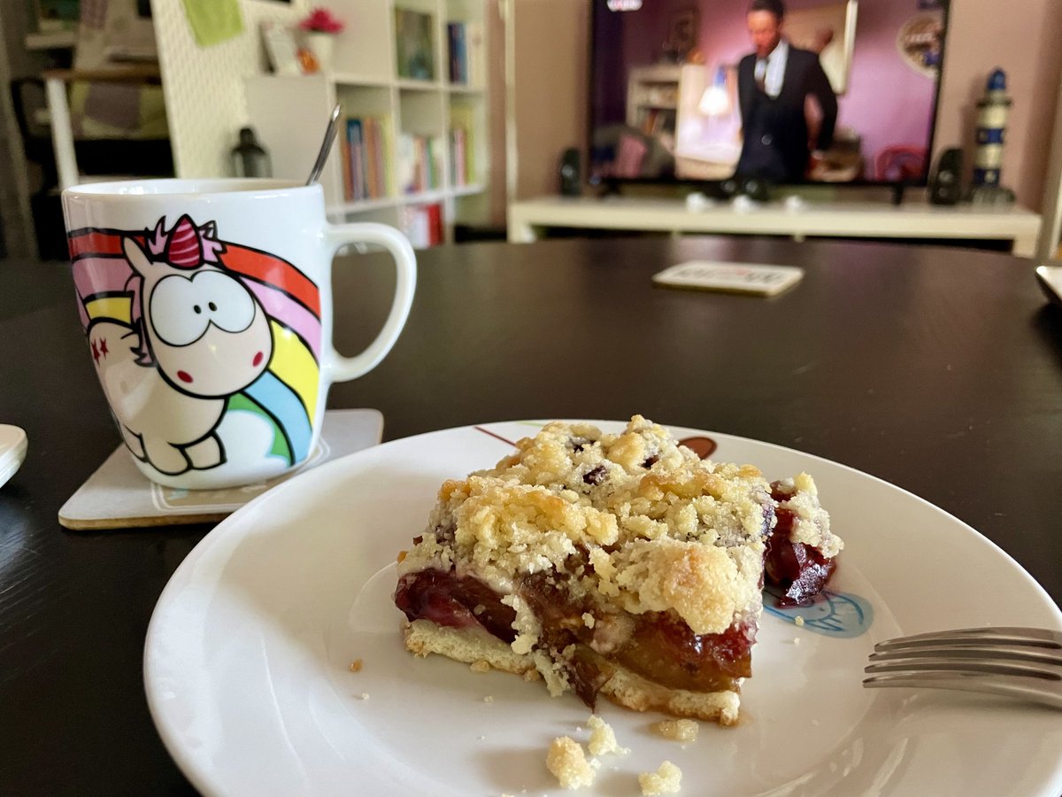 Nachttreue's tweet image. Hier gibt's jetzt "Soulfood" ☕️🥧

Ich sag nur Eltern-Whatsapp-Gruppe
"Wer schenkt was wem zu Abschluss" 🤷🏼‍♀️
 
In 3 Wochen ist der ganze Spuk erstmal vorbei, hab genug graue Haare. 🫠

#FoodStuff #HaveFun #NeedCoffee