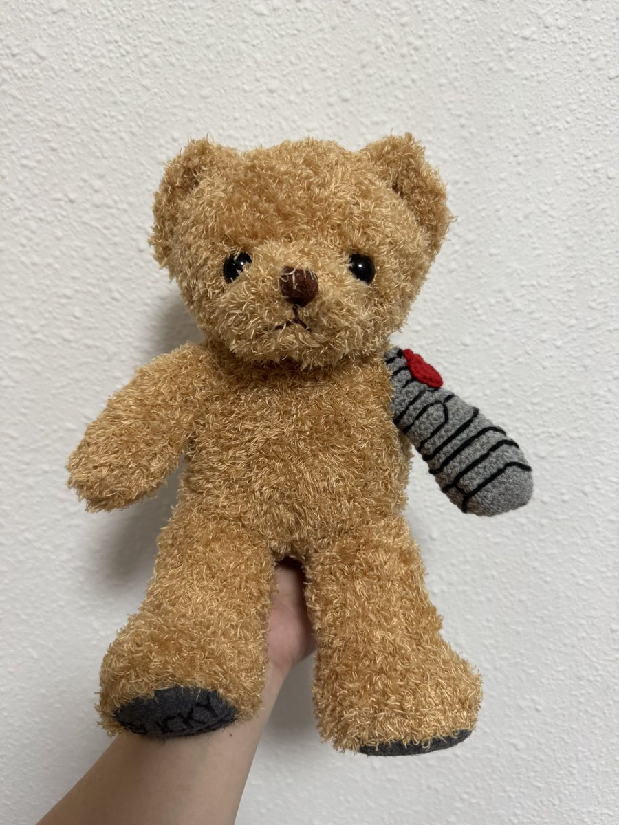 5sosx384's tweet image. say hi to “bearky” barnes who tells you he’s with here you till the end of the line (watch the video!!) 🥹🥹
i made a bucky barnes teddy bear for my best friend who’s a huge fan too for our 10th friendiversary and now i want to make one for myself too 😭😭
