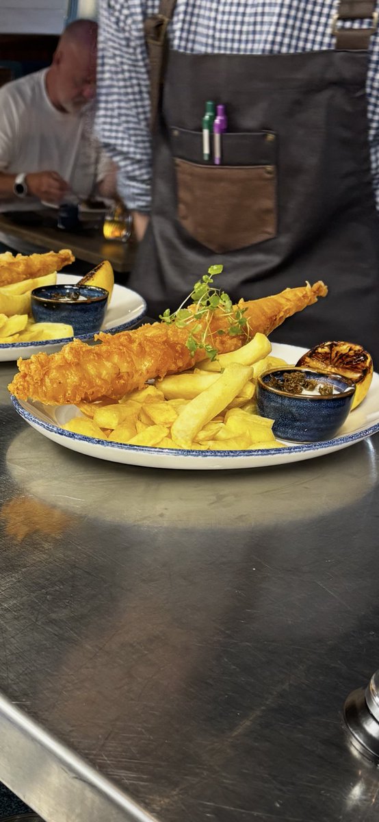 Beautiful #fishandchips served from stunning ⁦<a href="/KFELtd/">KFE</a>⁩ frying range #crabandlobsterfishshack ⁦<a href="/LoveQueensferry/">South Queensferry</a>⁩ 😜👍🏻
