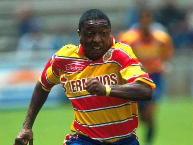 🎂 Feliz cumpleaños a Cláudio da Silva Pinto ‘Claudinho’ jugador brasileño 🇧🇷que llegó al Atlético Morelia en 1997. 

Indiscutible icono del canario a finales de los 90’s, marcó 47 goles en 5 torneos con la casaca rojiamarilla
#HistoriaCanaria