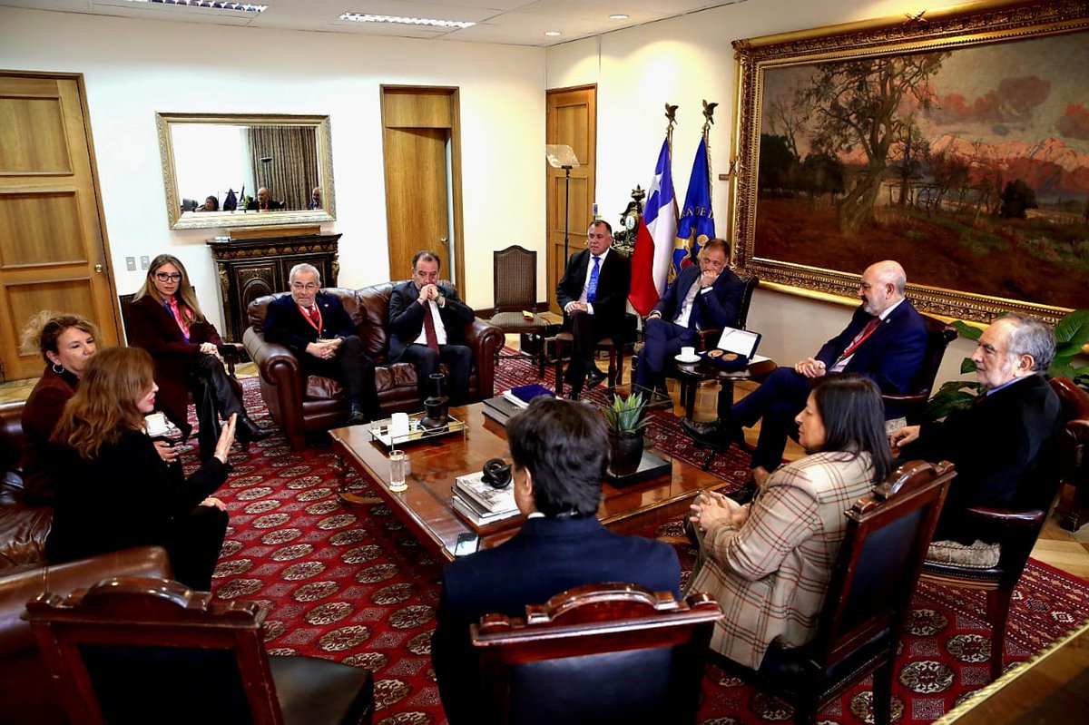 🔘DESTACAMOS: #AUR se reúne con el Presidente de la <a href="/Camara_cl/">Diputadas y Diputados de Chile</a>  y hace entrega de un reconocimiento institucional a <a href="/ChileAcademia/">academia parlamentaria</a> por su permanente vínculo y trabajo colaborativo!! <a href="/ubbchile/">U. del Bío-Bío</a> <a href="/userena/">U. de La Serena</a> <a href="/UC_Temuco/">UC Temuco</a> <a href="/ucatolicamaule/">U.Católica del Maule</a> 
Lea 👉 auregionales.cl/2025/06/12/aur…