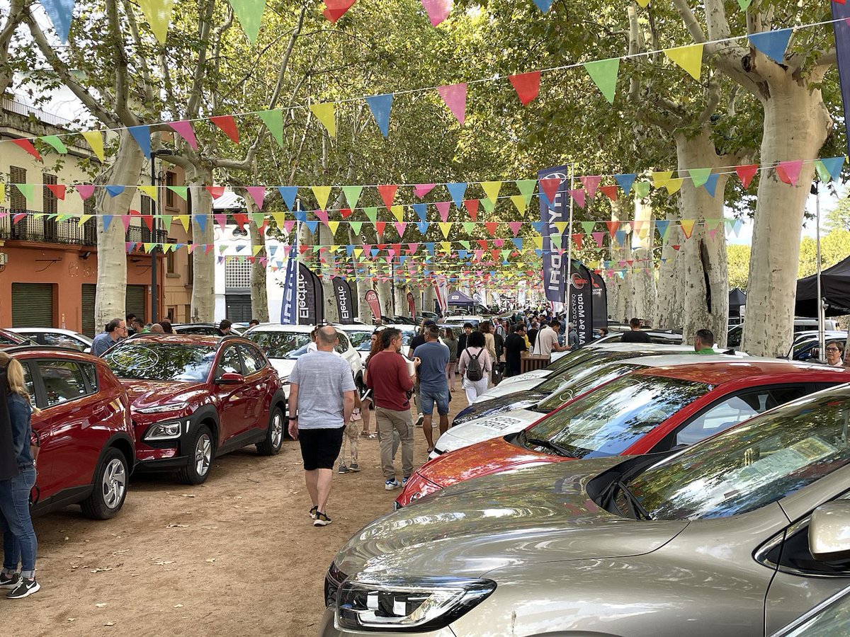 labisbalemporda's tweet photo. La fira de vehicles d’ocasió i quilòmetre 0, Expocasió, torna demà al passeig Marimon Asprer de la Bisbal d’Empordà. Serà durant tot el cap de setmana: els dies 13, 14 i 15 de juny, en horari de 10 a 20 h, amb entrada gratuïta. https://t.co/voVN00QnGg https://t.co/R2sVdqiVbH