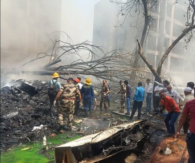 colsofiaqureshi's tweet photo. Absolutely shocked by the Ahmedabad plane crash.
May god give peace to all those holy souls.

To keep humanity alive by avoiding politics on the bodies of people who died in plane crash.

My condolences to the bereaved families.
ॐ शांति 🙏 https://t.co/9seBnMWzRj