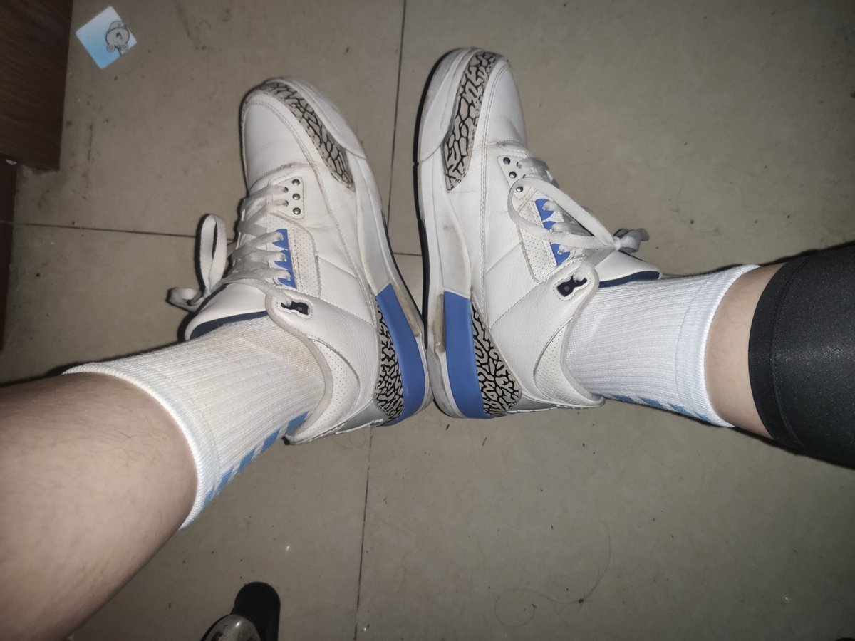 新换的鞋配上自己射过的精英袜
自己都觉得性感
（高弹是闲鱼上用高考准考证换的）