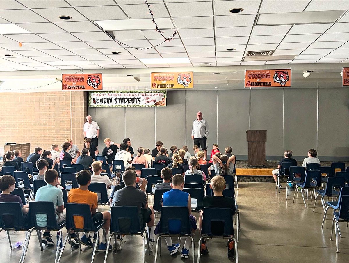 Our program represented at Grant MS this week at their youth basketball camp! 

The day was full of hoops, fun, pizza, and laughs! Coach Bailey gave the campers a nice speech on what it takes to play at the college level as well! 

Thanks to Grant MS for having us! 🏀