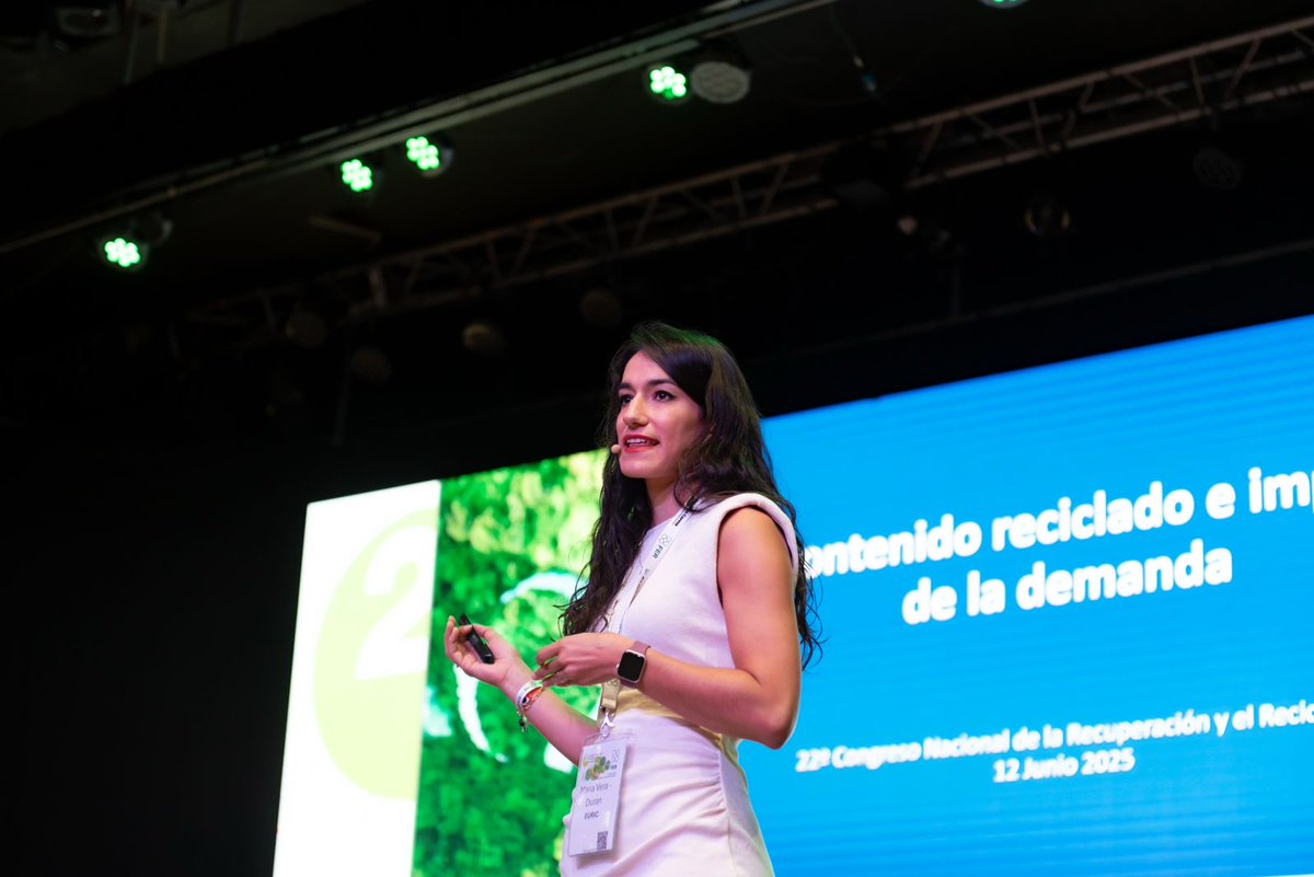 ♻️ El Congreso sigue con un panel clave sobre contenido reciclado y demanda de mercado.
Maria Vera (EuRIC) destaca:

💬“Solo el 12 % de los materiales usados en Europa son reciclados. El objetivo es llegar al 24 % en 2030. Para eso necesitamos medidas concretas.”

 #CongresoFER