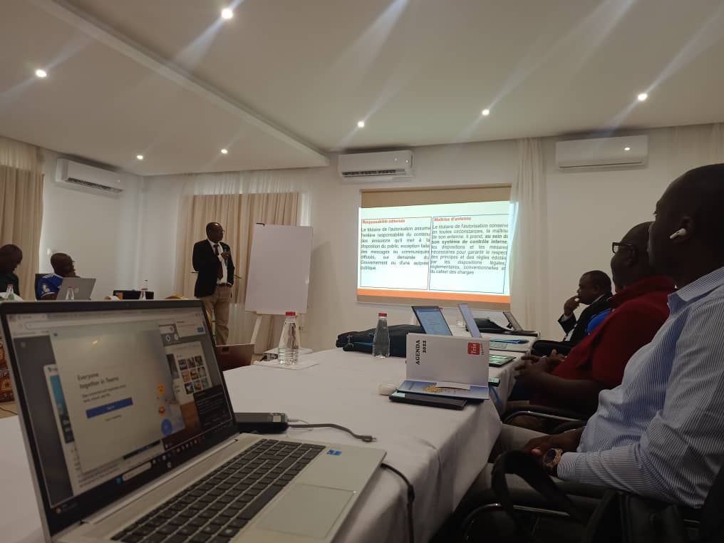 📍Yamoussoukro | Ce 11 juin, l’ <a href="/UNICEF_CIV/">UNICEF Côte d'Ivoire</a> et la <a href="/HACA_CI/">HAUTE AUTORITE DE LA COMMUNICATION AUDIOVISUELLE</a> ont lancé un atelier de 3 jours pour renforcer les capacités des médias 🇨🇮 sur les droits de l’enfant &amp; la communication pour le développement. Objectif : une info éthique, inclusive &amp; protectrice. 👶📺 #DroitsEnfant