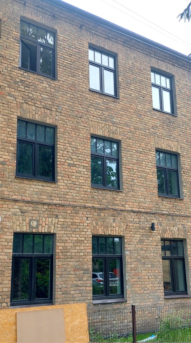 Šodien biju aizbraukusi vienu objektu apskatīt. Bija paņēmuši logu mazgātāju no SSa. Nu ko lai saka, atveramā logu daļa bija nomazgāta. 🤭