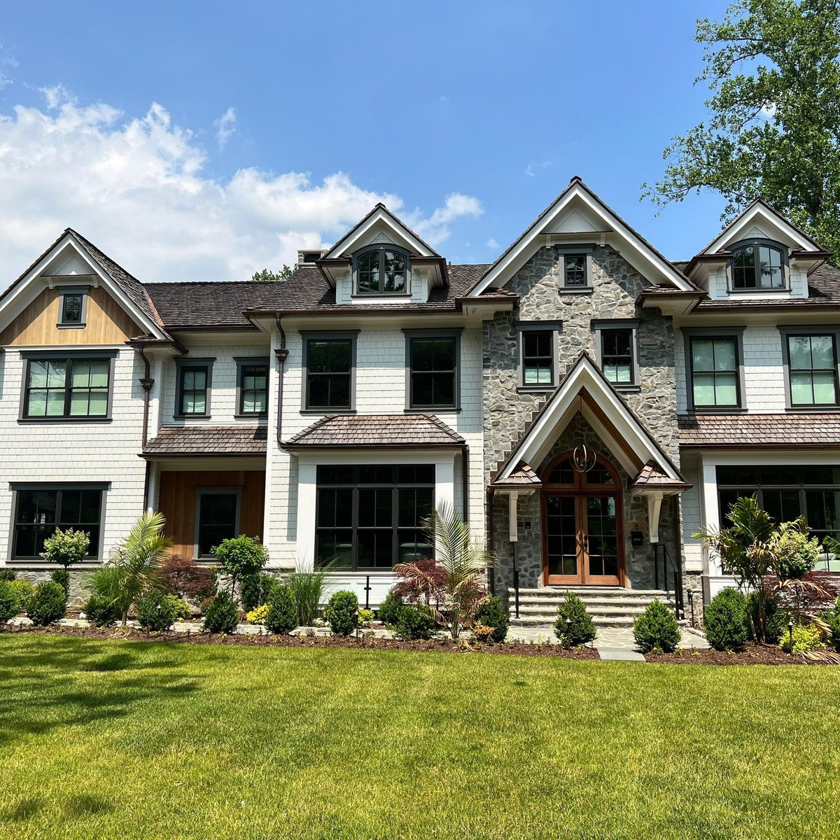 JamesHardie's tweet image. Looking for a timeless, coastal-inspired look that truly stands out? This beautiful home featuring Hardie® Shingle by @novalis.roofing delivers just that.
#HomeDesign #ExteriorDesign #JamesHardie
