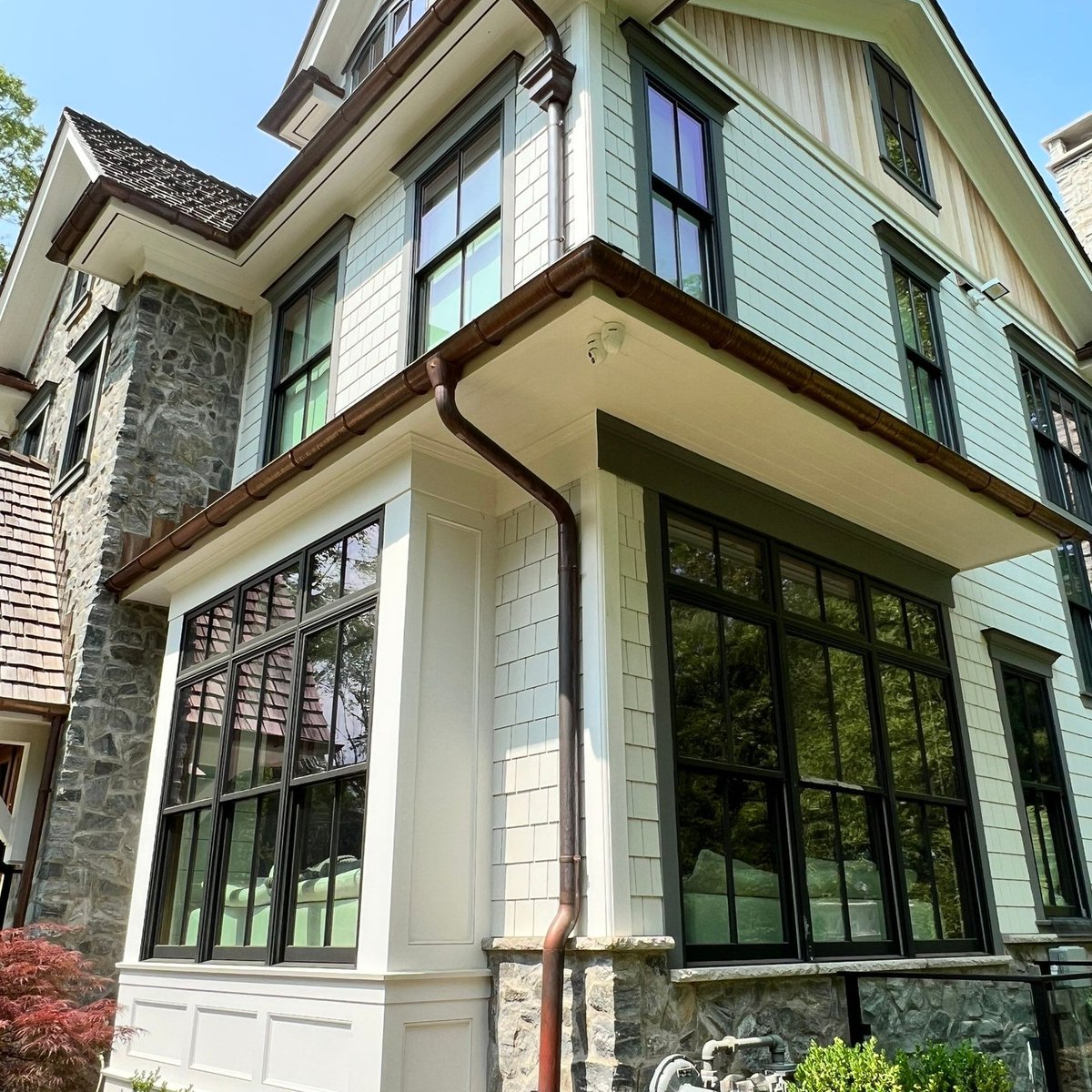 JamesHardie's tweet image. Looking for a timeless, coastal-inspired look that truly stands out? This beautiful home featuring Hardie® Shingle by @novalis.roofing delivers just that.
#HomeDesign #ExteriorDesign #JamesHardie