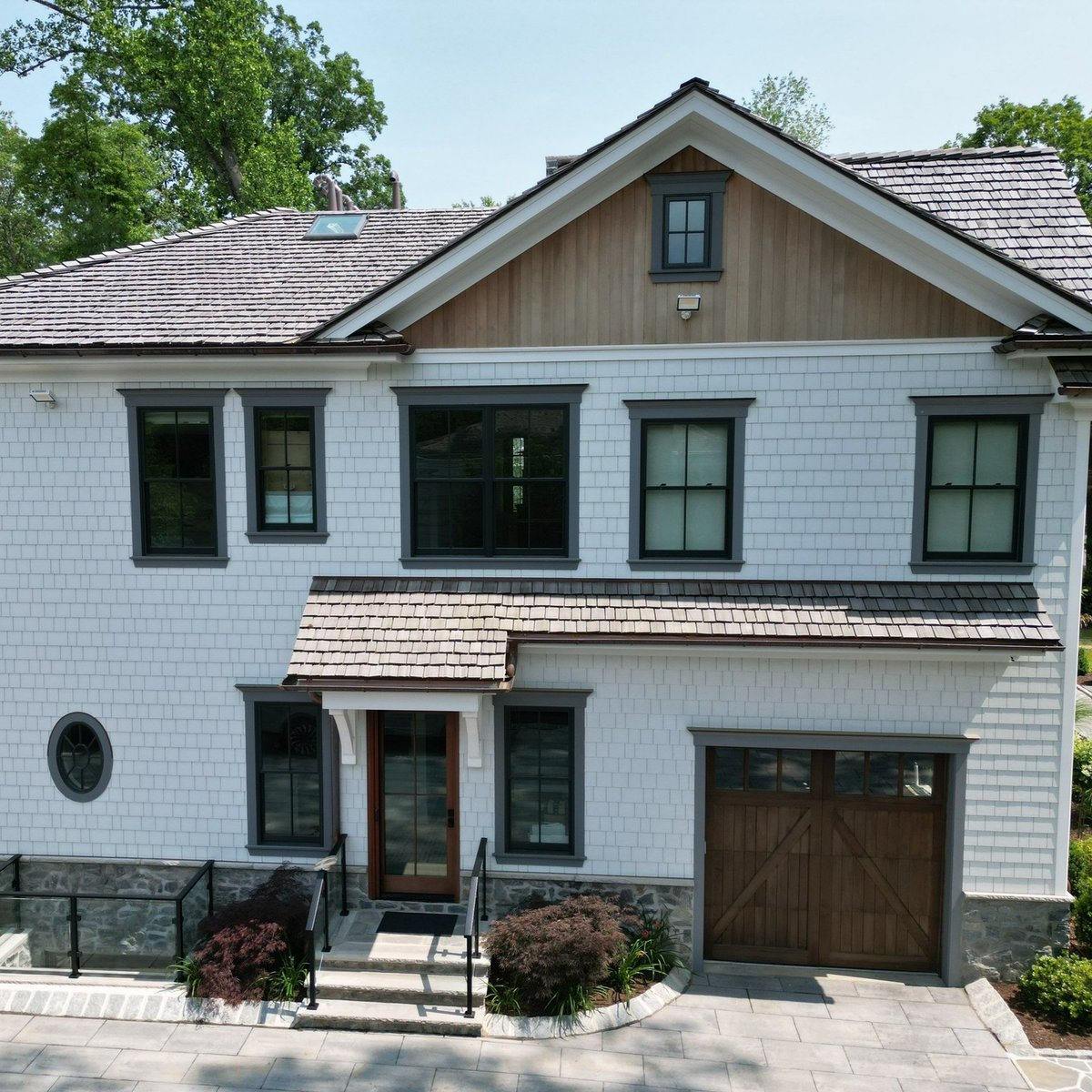 JamesHardie's tweet image. Looking for a timeless, coastal-inspired look that truly stands out? This beautiful home featuring Hardie® Shingle by @novalis.roofing delivers just that.
#HomeDesign #ExteriorDesign #JamesHardie