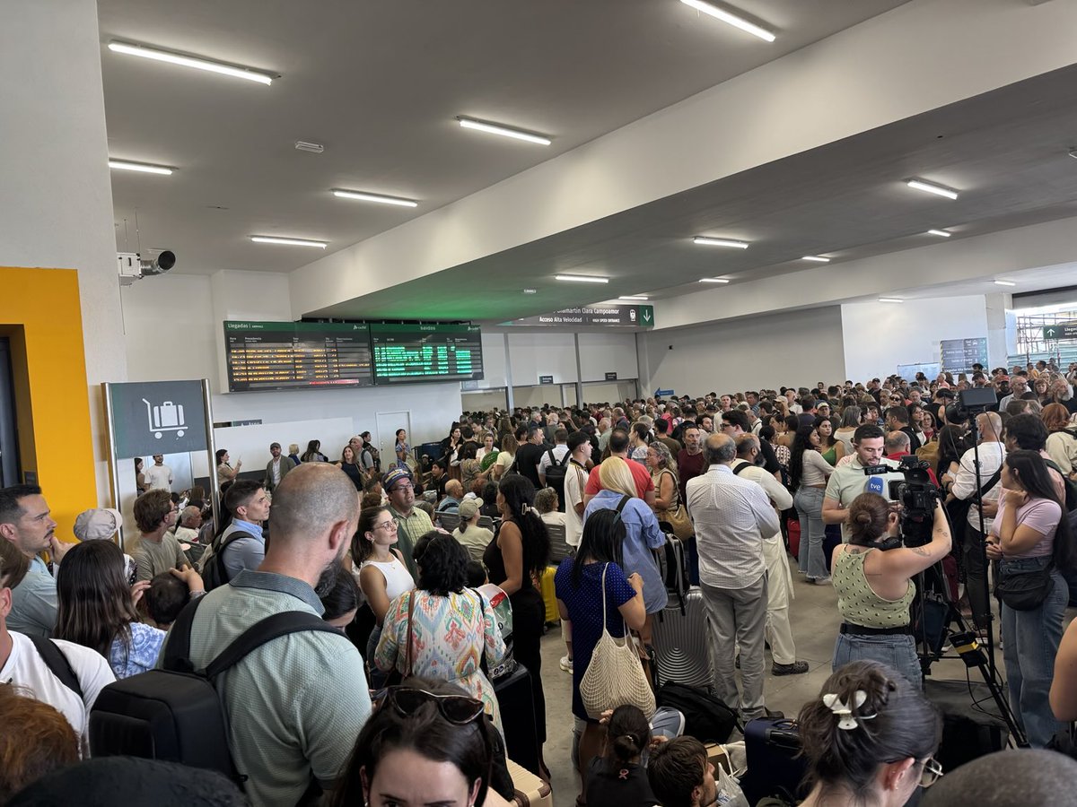 A esta hora así está la estación de Chamartín de @renfe  Personas con movilidad reducida, niños, ancianos, … falta de tensión u otro sabotaje ?