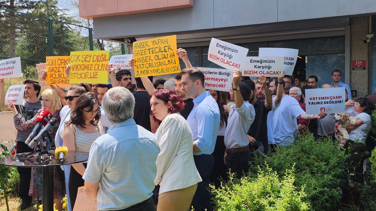 🔴76 gündür maaşları ödenmeyen, hakları gasp edilen KRT TV emekçileri, bugün Ankara Bürosu önünde bir basın açıklaması gerçekleştirdi. İletişim Emekçileri Dayanışma Ağı olarak direnişin 9. gününde dostlarımızın yanındaydık.

Arkadaşlarımızın sözü net ve kararlı:

“Hakkımızın