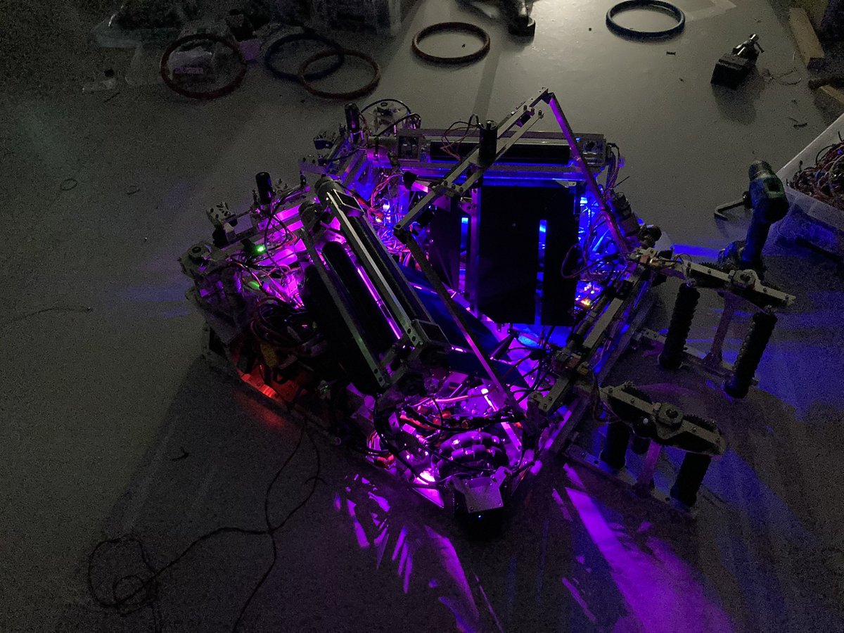 そういえばアイコンのロボットは、とうロボの1号機です。6月末に完成してビデオ審査まであったんですが、即分解されてしまい外部に一切出ていないのでここで供養