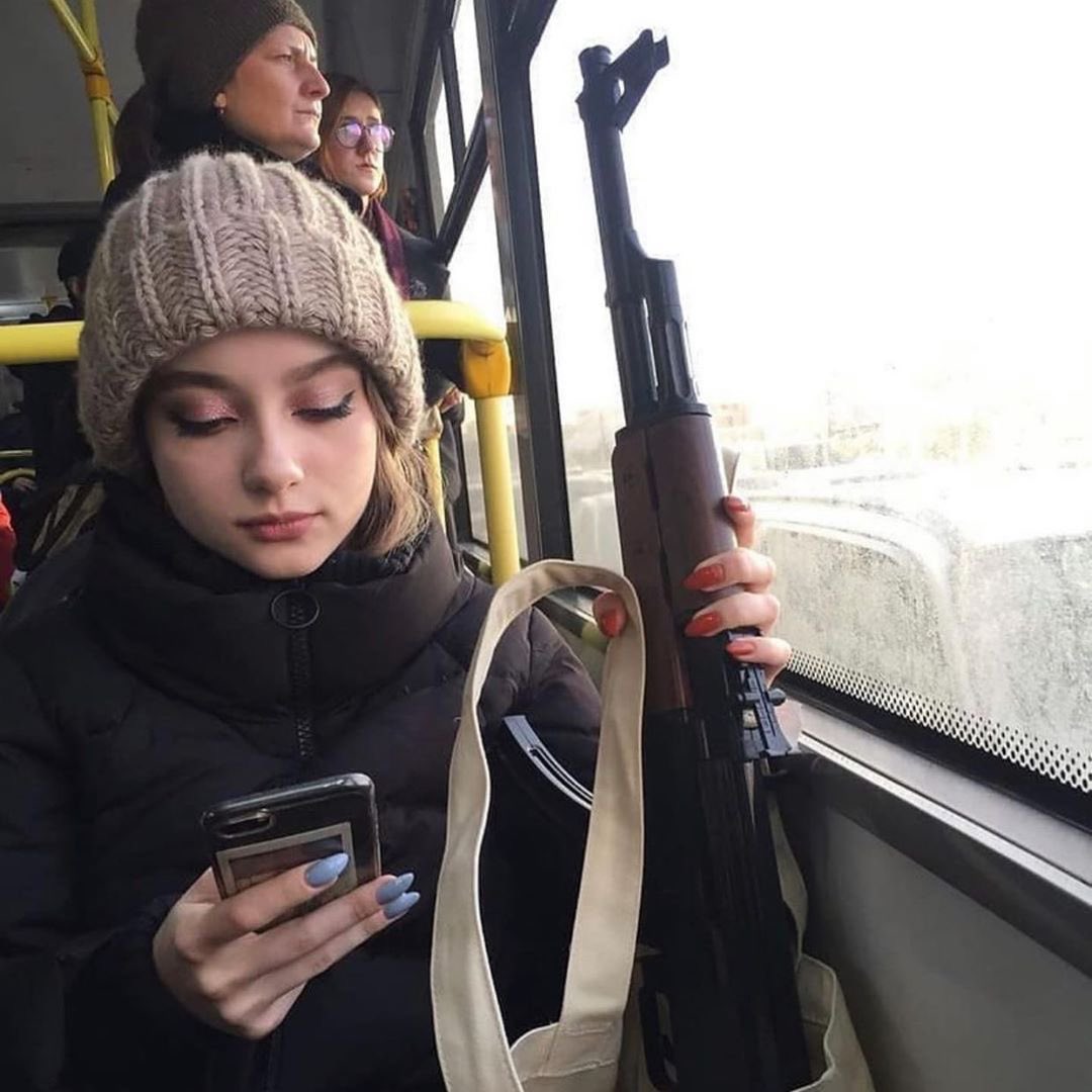Du wirst eine Waffe besitzen und du wirst glücklich sein.